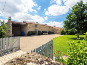  Attractive holiday home with private swimming pool and pool house in the Vendee  Ла Шапель-Теме
